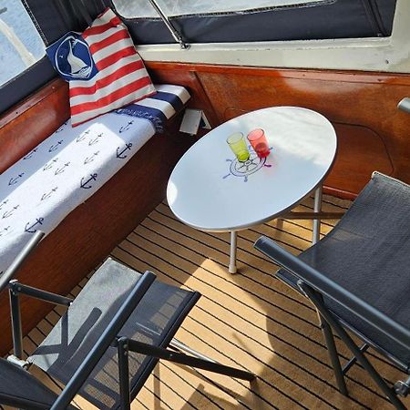 Boat Allemansfreon - Kamperen Op Het Water - Niet Om Mee Te Varen - Read Host Profile-Lees Hostprofiel Jutrijp Eksteriør billede