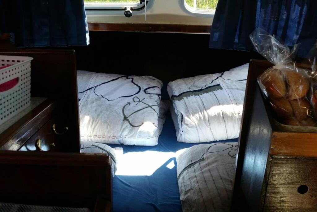 Boat Allemansfreon - Kamperen Op Het Water - Niet Om Mee Te Varen - Read Host Profile-Lees Hostprofiel Jutrijp Eksteriør billede