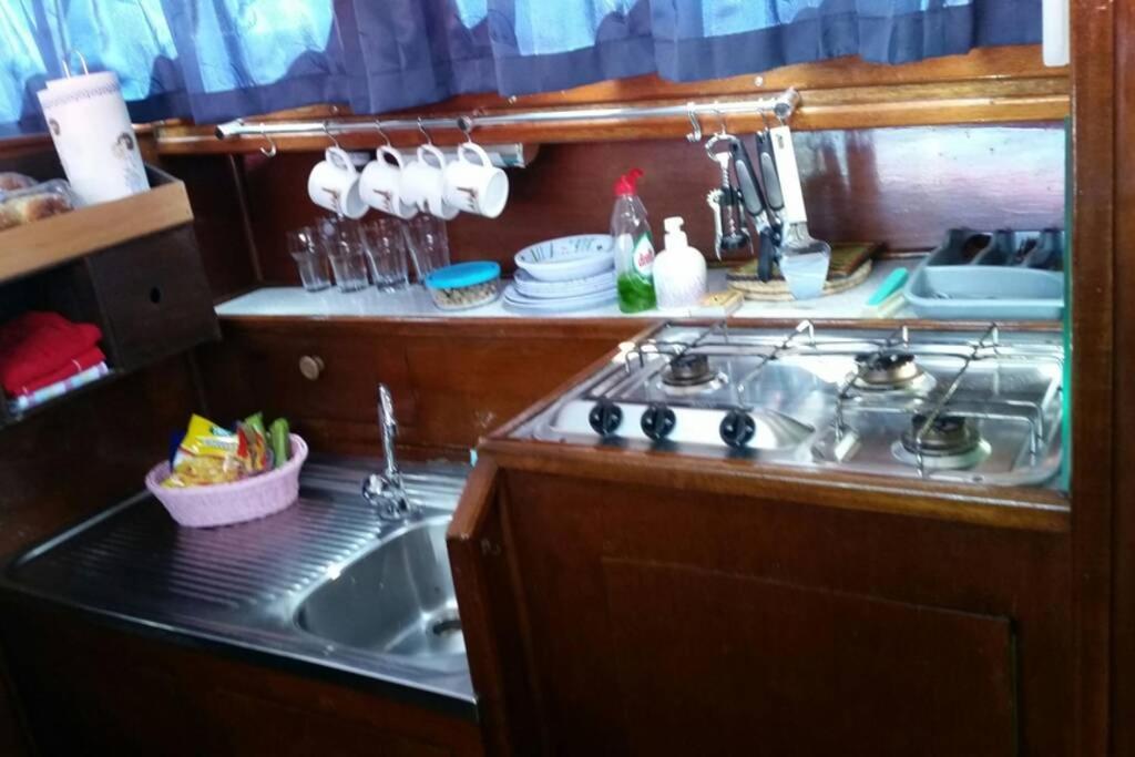 Boat Allemansfreon - Kamperen Op Het Water - Niet Om Mee Te Varen - Read Host Profile-Lees Hostprofiel Jutrijp Eksteriør billede