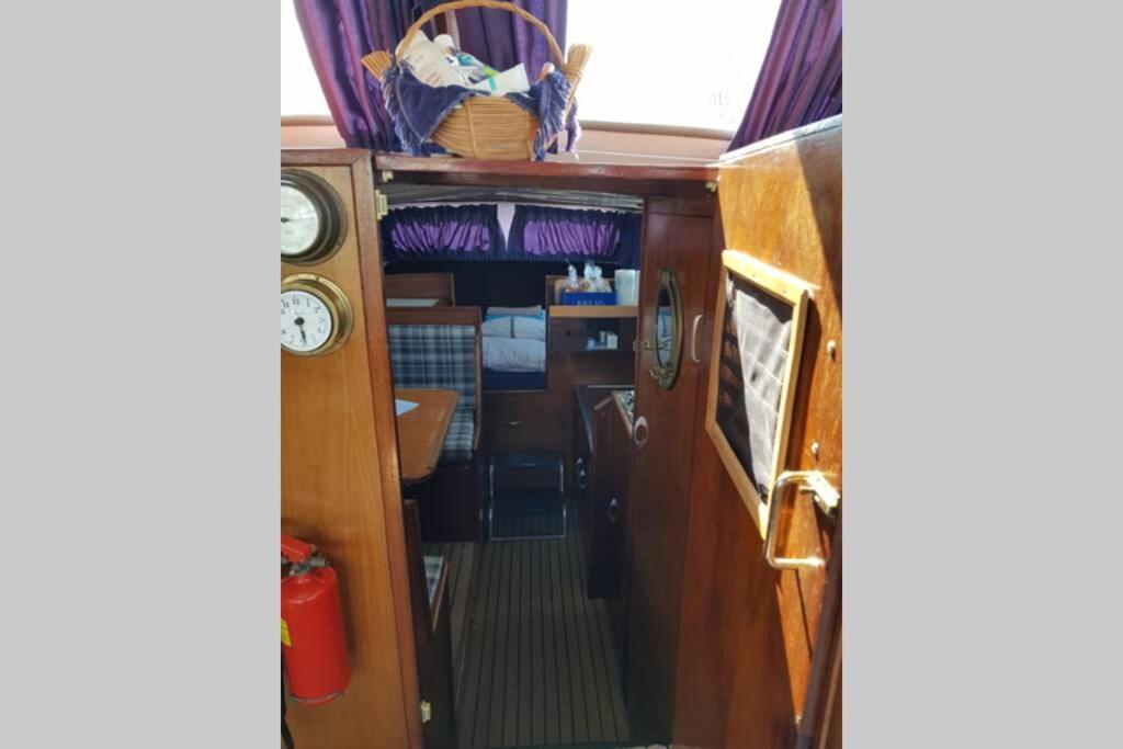 Boat Allemansfreon - Kamperen Op Het Water - Niet Om Mee Te Varen - Read Host Profile-Lees Hostprofiel Jutrijp Eksteriør billede