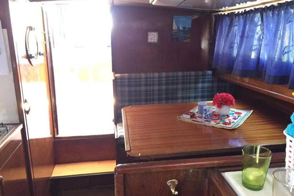 Boat Allemansfreon - Kamperen Op Het Water - Niet Om Mee Te Varen - Read Host Profile-Lees Hostprofiel Jutrijp Eksteriør billede