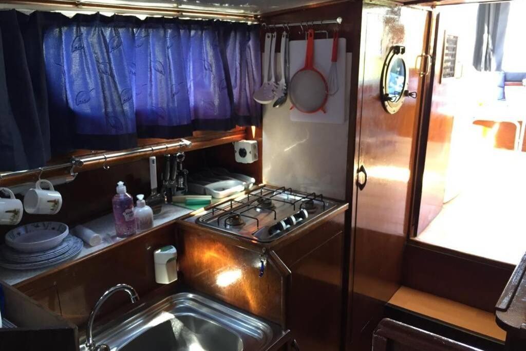 Boat Allemansfreon - Kamperen Op Het Water - Niet Om Mee Te Varen - Read Host Profile-Lees Hostprofiel Jutrijp Eksteriør billede