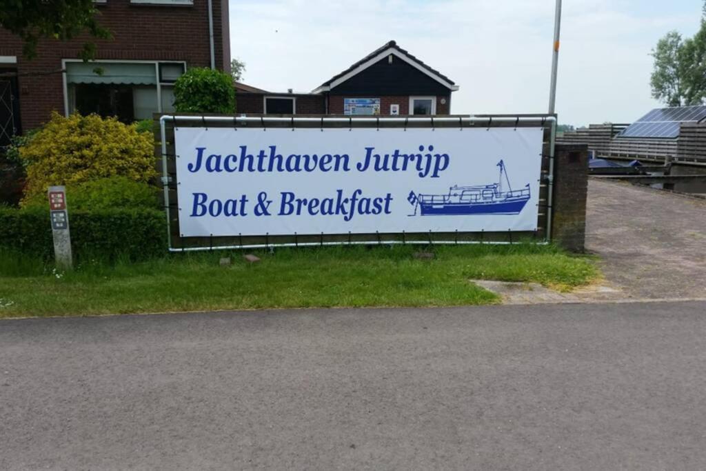 Boat Allemansfreon - Kamperen Op Het Water - Niet Om Mee Te Varen - Read Host Profile-Lees Hostprofiel Jutrijp Eksteriør billede