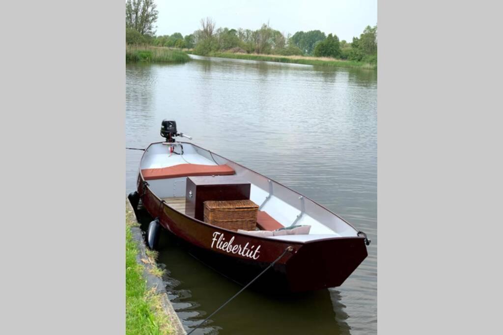 Boat Allemansfreon - Kamperen Op Het Water - Niet Om Mee Te Varen - Read Host Profile-Lees Hostprofiel Jutrijp Eksteriør billede
