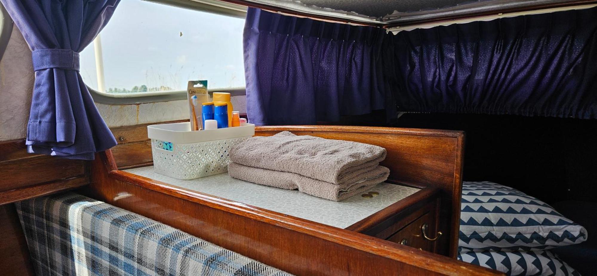Boat Allemansfreon - Kamperen Op Het Water - Niet Om Mee Te Varen - Read Host Profile-Lees Hostprofiel Jutrijp Eksteriør billede